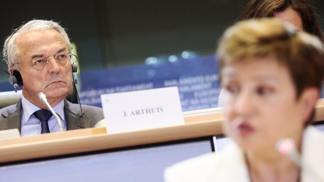 Fransmannen Jean Arthuis leder EU-parlamentets delegation i förhandlingarna. I förgrunden syns EU:s budgetkommissionär Kristalina Georgieva. Arkivbild.