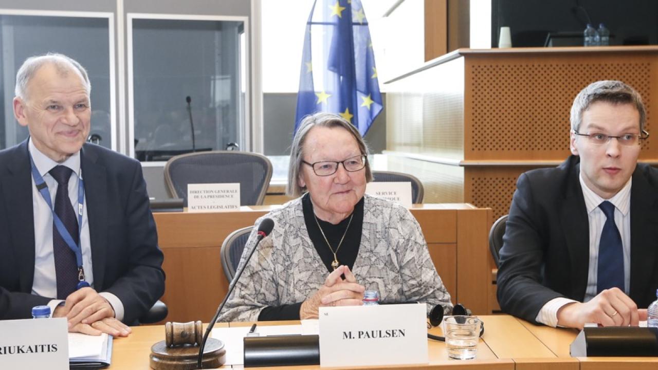 EU:s hälsokommissionär Vytenius Andriukaitis, EU-parlamentets Marit Paulsen och Juris Štalmeisters som representerade medlemsländerna under förhandlingarna. EU:s hälsokommissionär Vytenius Andriukaitis, EU-parlamentets Marit Paulsen och Juris Štalmeisters som representerade medlemsländerna under förhandlingarna.