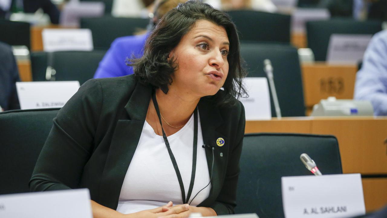 Europaparlamentariker Abir Al-Sahlani (C) vill att EU hjälper de fattigaste länderna i världen att få coronavaccin.