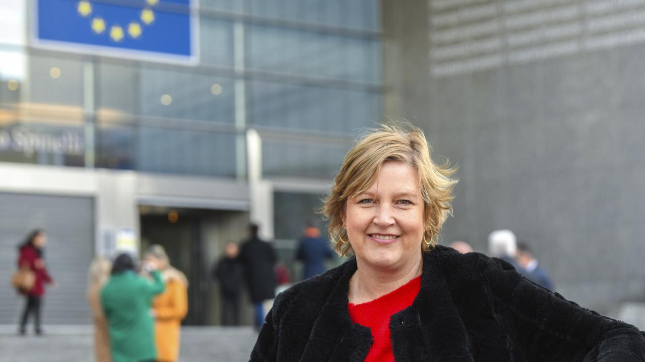 Karin Karlsbro (L) utanför EU-parlamentet i Bryssel. Arkivbild.