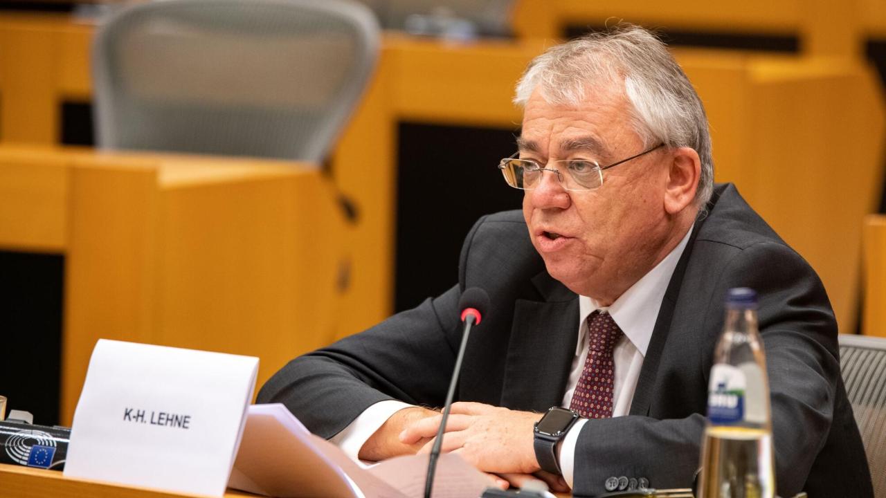Ordföranden för EU:s revisionsrätt Klaus-Heiner Lehne tillbakavisar anklagelser gjorda av tidningen Libération vid utfrågning i Europaparlamentet.