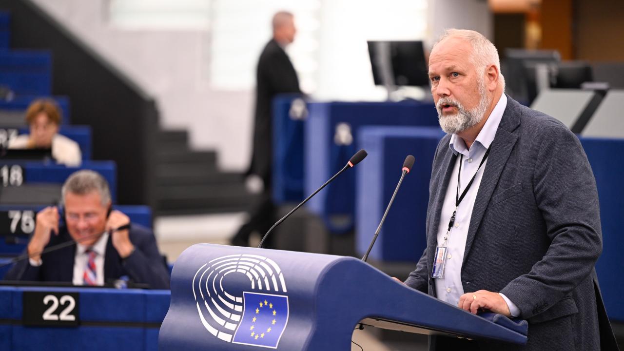 Vänsterpartisten Jonas Sjöstedt var en av flera svenska EU-parlamentariker som deltog i debatten om den amerikanska tullaruppgörelsen.