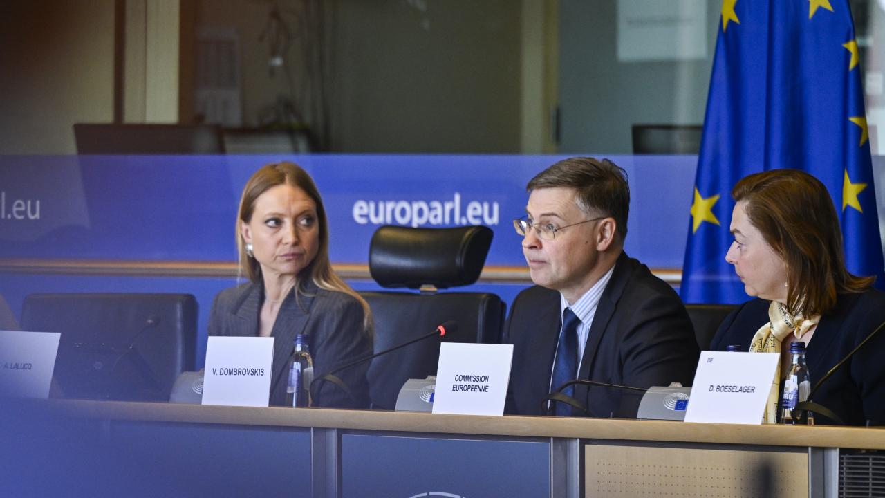 EU:s ekonomikommissionär Valdis Dombrovskis spår ekonomisk avmattning men ingen allvarlig konjunkturnedgång. 
