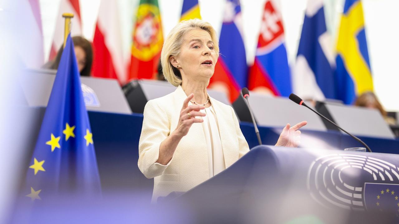EU-kommissionens ordförande Ursula von der Leyen linjetalar inför EU-parlamentet i Strasbourg.