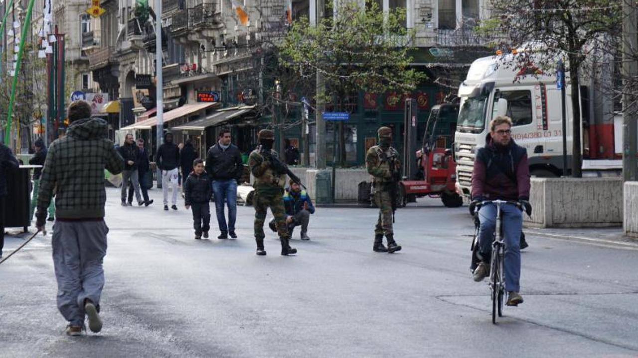 Tungt beväpnad militär och polis patrullerar Bryssels gator.
