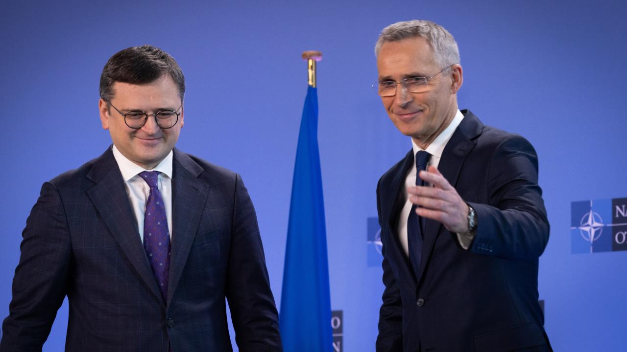 Ukrainas utrikesminister Dmytro Kuleba och Natos generalsekreterare Jens Stoltenberg under veckans Natomöte i Bryssel.