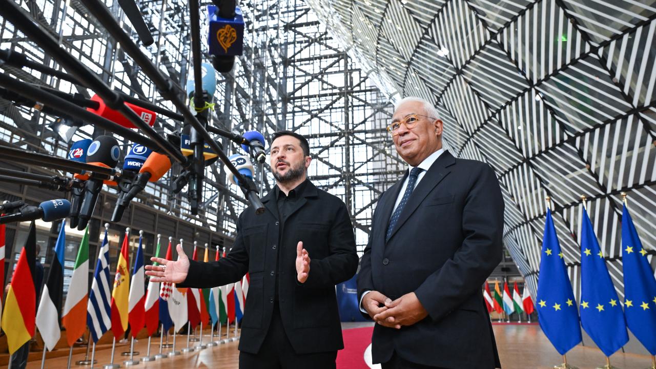 Ukrainas president Volodymyr Zelenskyj och Europeiska rådets ordförande António Costa på väg in på EU-toppmötet på torsdagen.