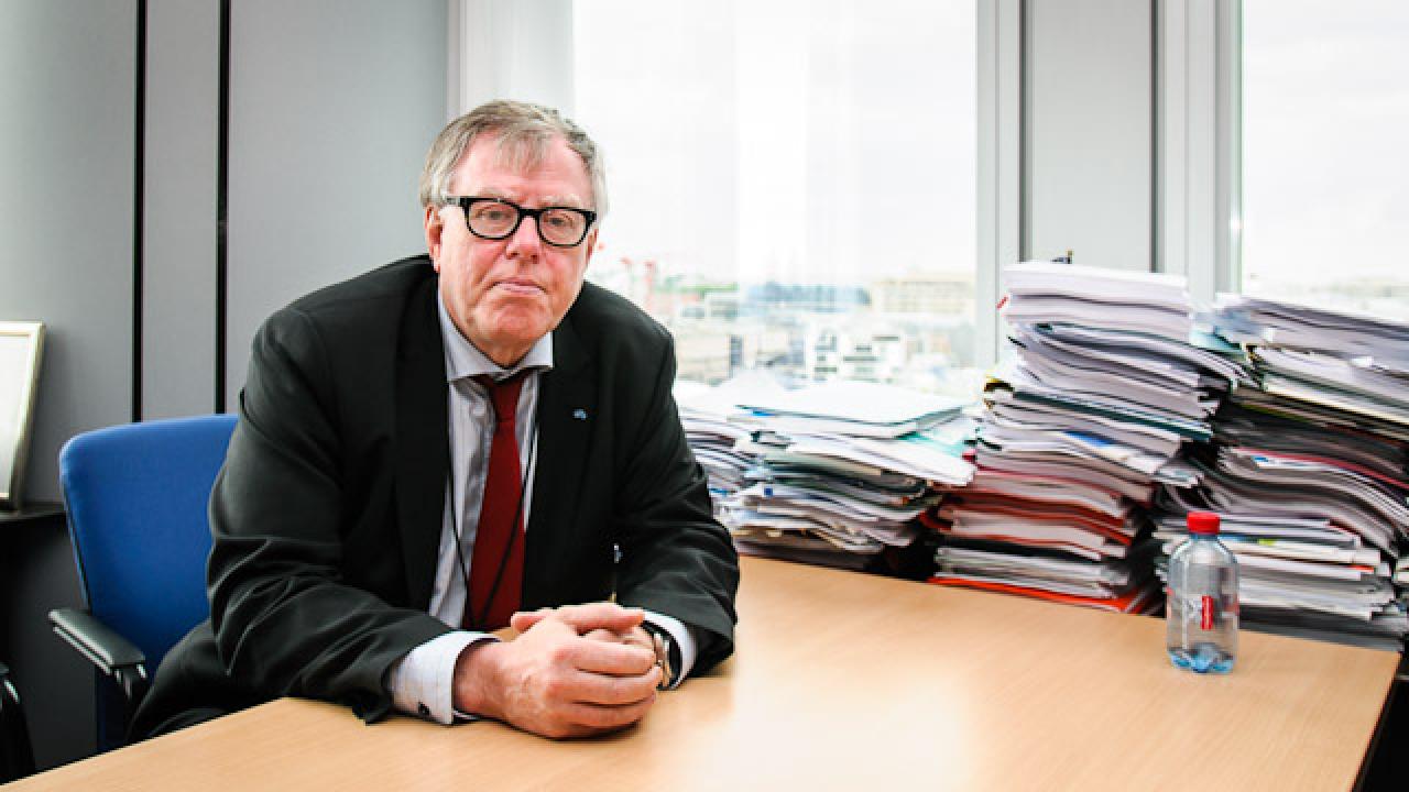 Ett gemensamt finansdepartement och en framtida skatteunion för euroländerna ser Olle Schmidt (FP) som nödvändiga åtgärder. Ett gemensamt finansdepartement och en framtida skatteunion för euroländerna ser Olle Schmidt (FP) som nödvändiga åtgärder.