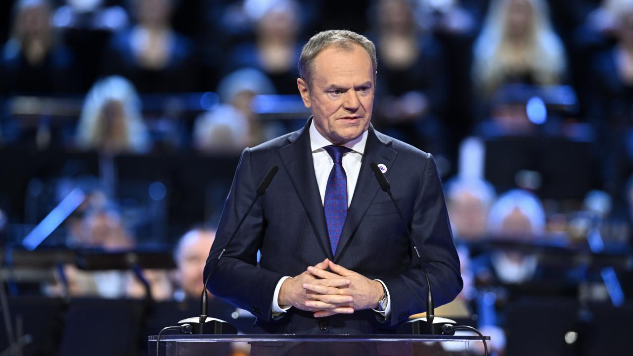 Polens konservative premiärminister Donald Tusk talar under invigningen av landets ordförandeskap i EU.  Polens konservative premiärminister Donald Tusk talar under invigningen av landets ordförandeskap i EU.