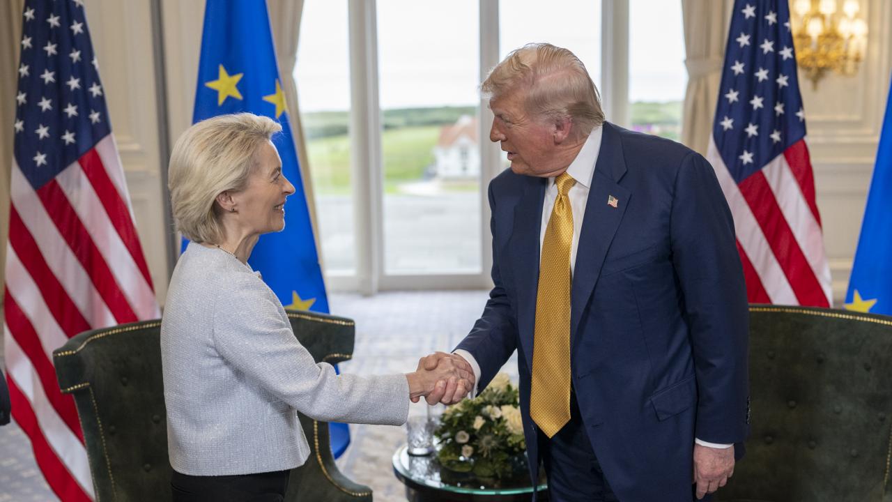 EU-kommissionens ordförande Ursula von der Leyen och USA:s president Donald Trump under ett tidigare möte. Arkivbild.
