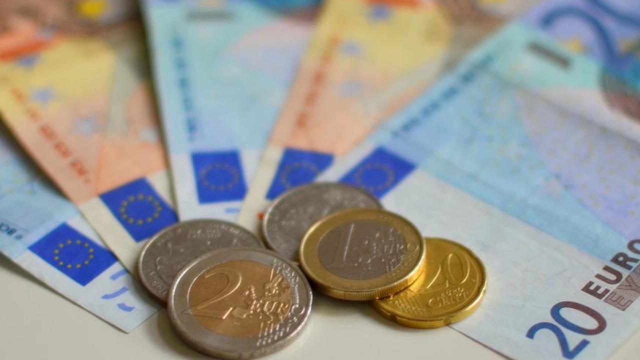 År 2025 planeras eurosamarbetet vara fullbordat. Arkivbild. År 2025 planeras eurosamarbetet vara fullbordat. Arkivbild.
