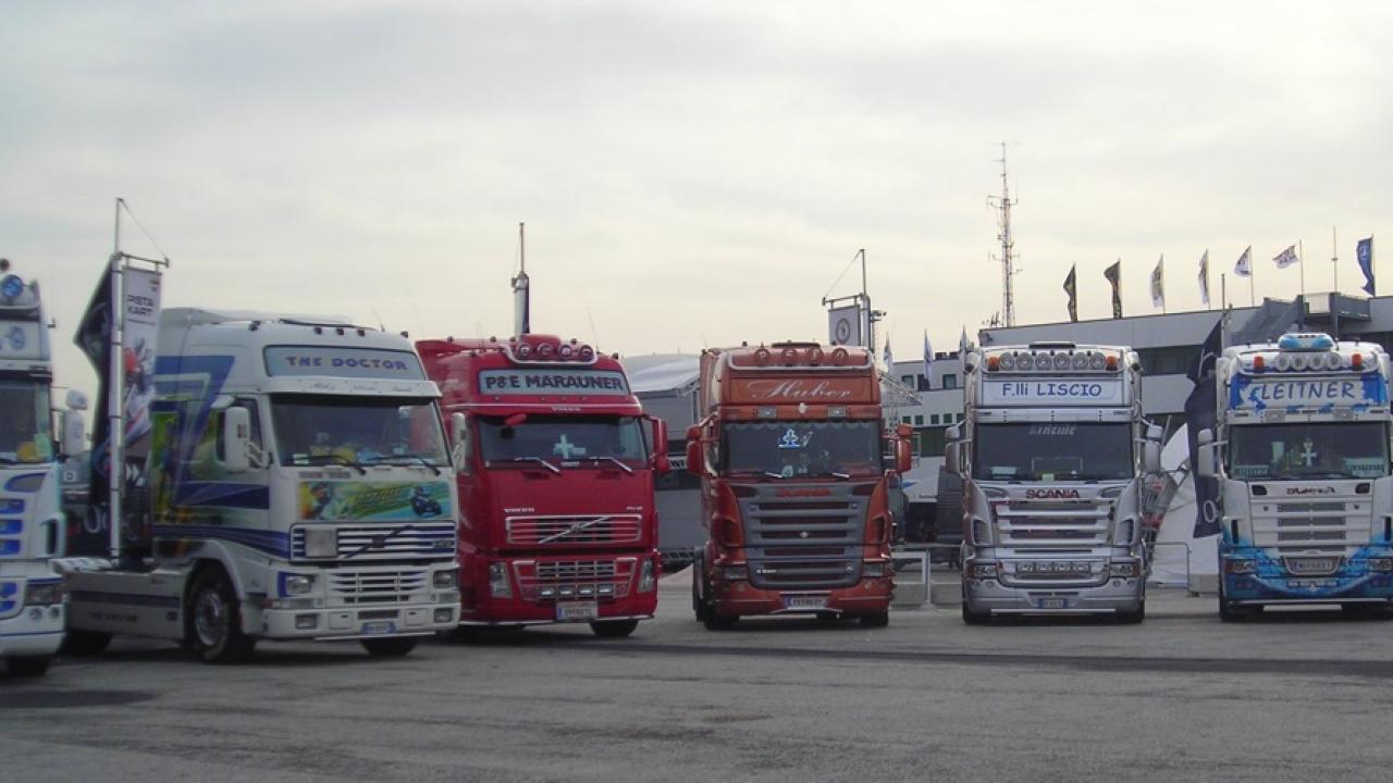 De sex lastbilstillverkarna det rör sig om är Volvo/Renault, Scania, DAF, Daimler, Iveco och Man. Arkivbild.