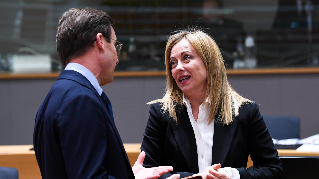 Italiens premiärminister Giorgia Meloni är en av initiativtagarna till de 17 EU-ländernas budgetbrev. Här i samtal med avgående statsminister Ulf Kristersson (M). Arkivbild.