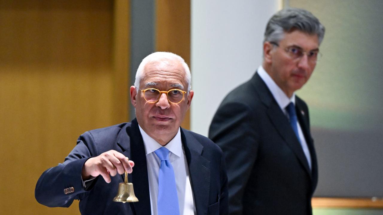 Europeiska rådets ordförande António Costa ringer in till toppmöte där Kroatiens premiärminister Andrej Plenković (i bakgrunden) tar över från Viktor Orbán som den längst sittande ledaren. Arkivbild.