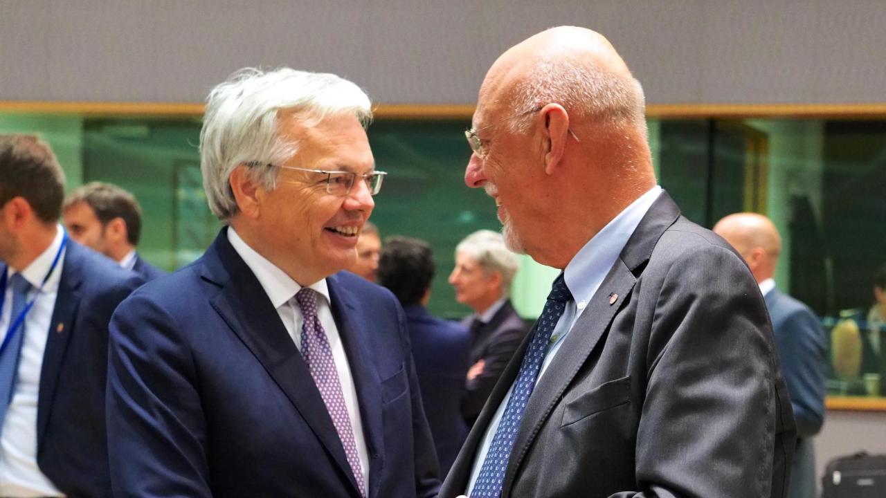 Till höger Sveriges EU-minister Hans Dahlgren i samtal med sin belgiske motsvarighet Didier Reynders på måndagens möte.