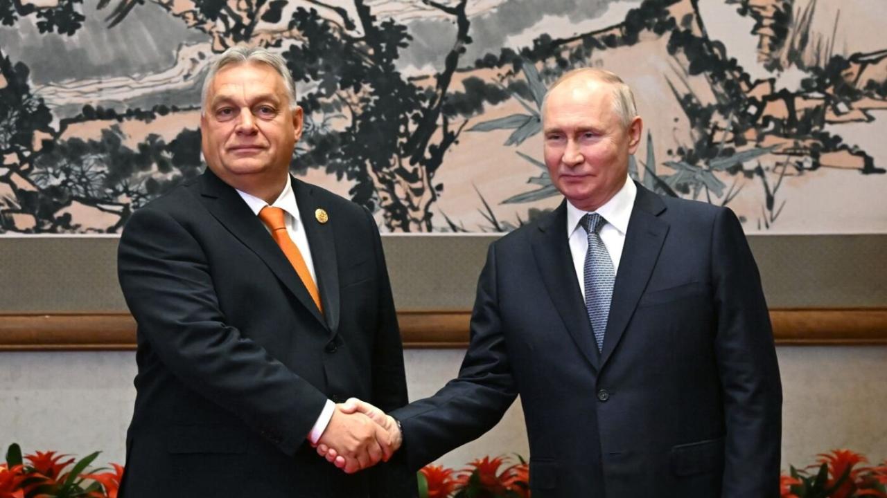 Ungerns premiärminister Viktor Orbán träffar Rysslands diktator Vladimir Putin 2023. Arkivbild.