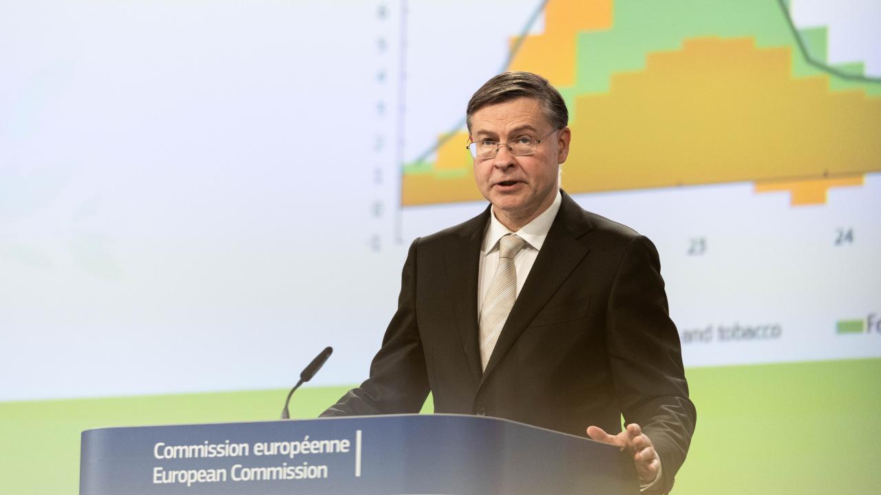 EU:s ekonomikommissionär Valdis Dombrovskis ger ett varningens finger till länder som utfärdar oriktade stöd till fossila bränslen..