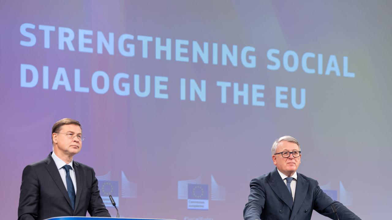 EU-kommissionärer Valdis Dombrovskis och Nicolas Schmit.