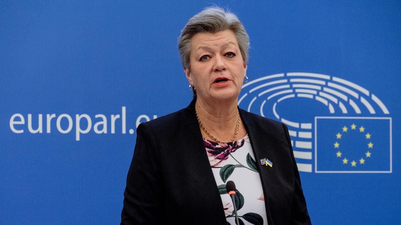 Ylva Johansson under presskonferensen i Strasbourg där de nya initiativen presenterades. 