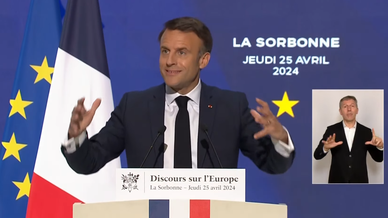 Emmanuel Macron höll sitt drygt 100 minuter långa tal i det prestigefyllda Sorbonneuniversitetet i Paris. 