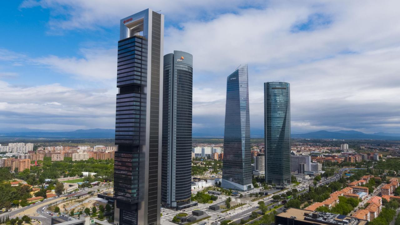 Luftkonditionering får endast användas till att få ner värmen till 27 grader på spanska kontor enligt nya restriktioner. Här Cuatro Torres Business Area i Madrid. 