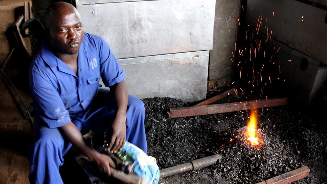 Afrikanska länders begynnande industri riskerar att slås ut i konkurrensen med europeiska industrivaror, skriver  Karin Gregow.