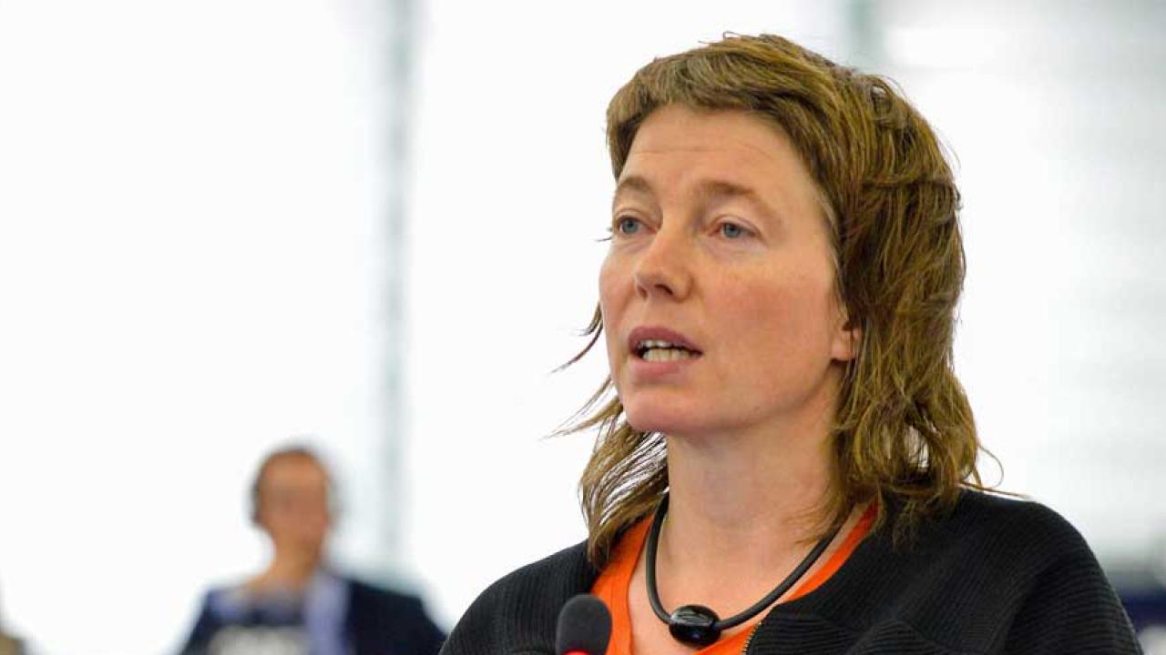 Europaparlamentariker Malin Björk (V) vädjar till euroländernas finansministrar att de vid måndagens möte skriver ner eller omstrukturerar den grekiska statsskulden. Arkivbild.