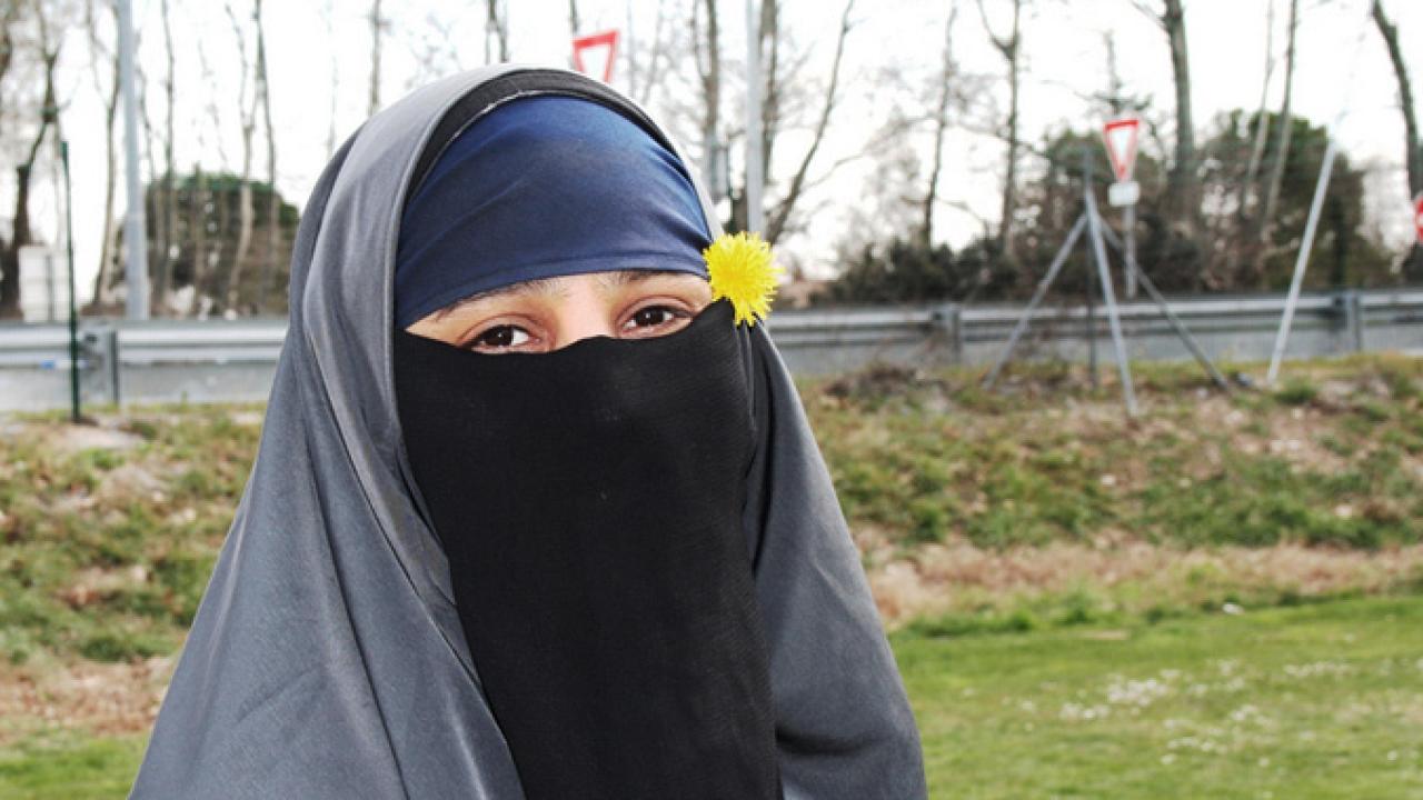 Franskfödda Kenza Drider intervjuades nyligen i BBC om sitt val att bära burka. Franskfödda Kenza Drider intervjuades nyligen i BBC om sitt val att bära burka.
