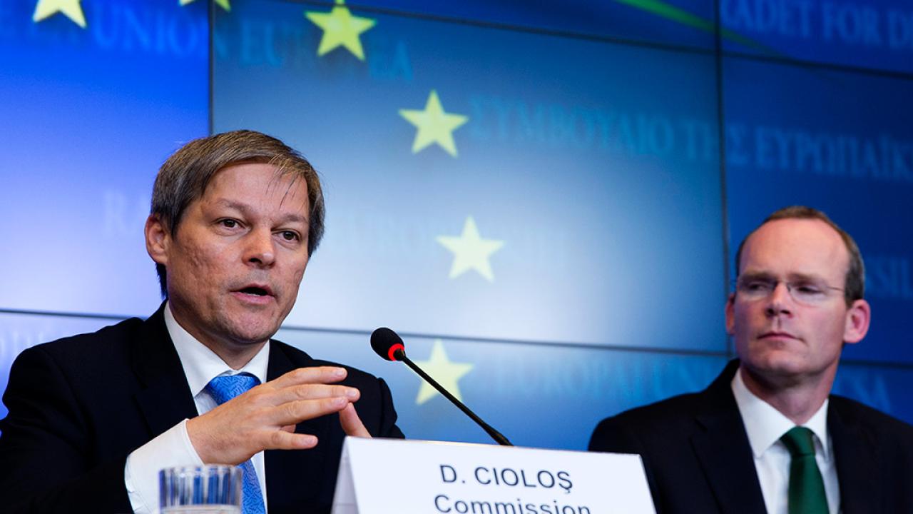 EU:s jordbrukskommissionär Dacian Cioloş och den irländske landsbygdsministern Simon Coveney efter tisdagens förhandlingar.