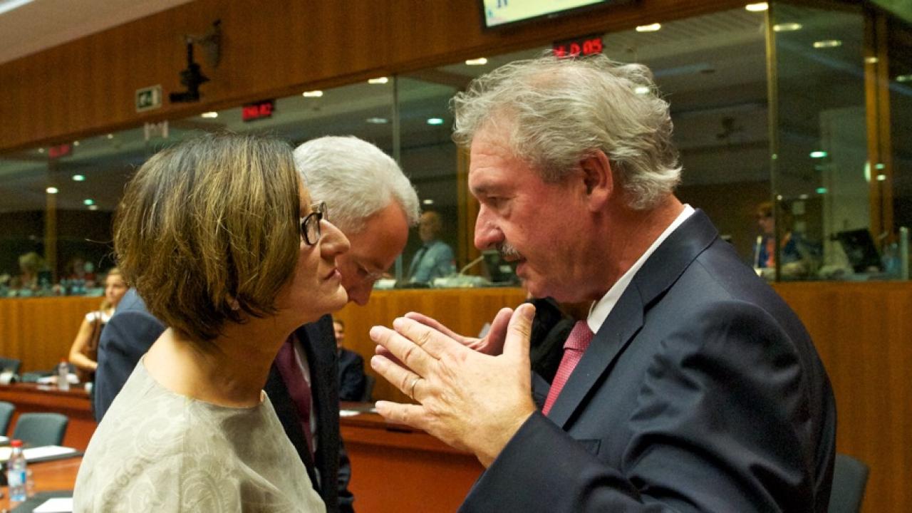 Österrikes inrikesminister Johanna Mikl-Leitner och Luxemburgs EU- och utrikesminister Jean Asselborn i samtal. Arkivbild.