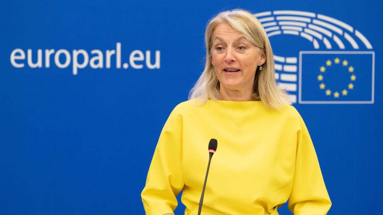 Socialdemokratiska EU-parlamentarikern Evelyn Regners från Österrike har förhandlat om direktivet om könskvotering i bolagsstyrelser för EU-parlamentets räkning. 