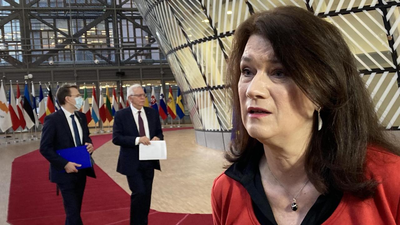 Utrikesminister Ann Linde i Bryssel på måndagen, svarar på frågor innan utrikesministrarnas EU-möte. I bakgrunden närmare sig EU:s utrikeschef Josep Borrell.