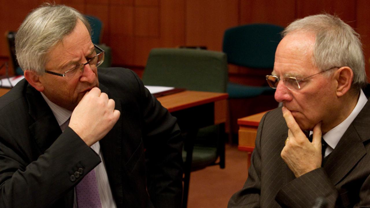 EU-kommissionens ordförande Jean-Claude Juncker samtalar med Tysklands finansminister Wolfgang Schäuble. Arkivbild.