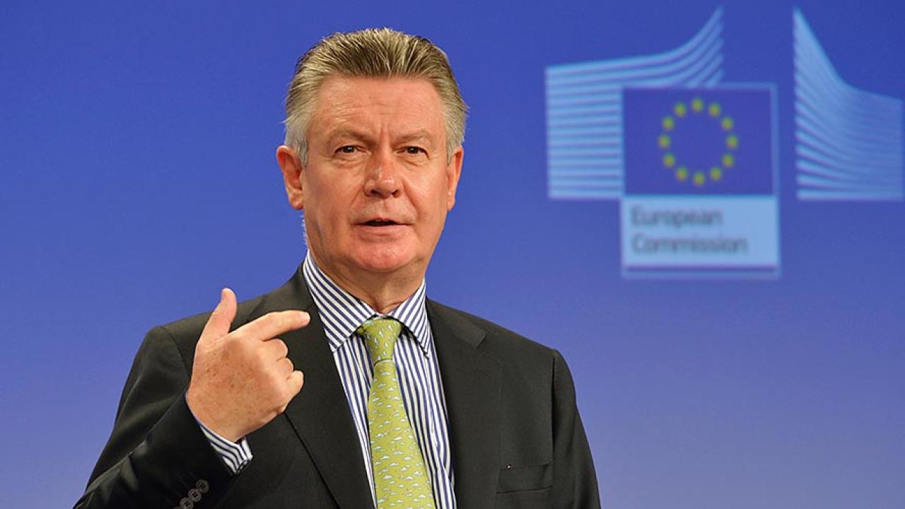 EU:s handelskommissionär Karel De Gucht har råkat i onåd med belgiska skatteverket. Arkivbild. EU:s handelskommissionär Karel De Gucht har råkat i onåd med belgiska skatteverket. Arkivbild.