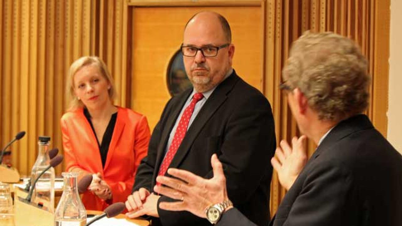 Debatt om handelsavtalet TTIP mellan LO-basen Karl-Petter Thorwaldsson och företagsledaren Jacob Wallenberg. Debatten leddes av Maria Rankka vd för Stockholms Handelskammare i bakgrunden.