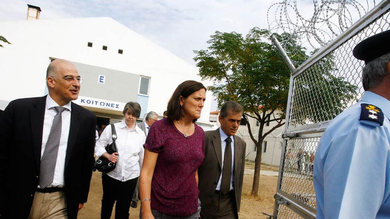 EU:s migrationskommissionär Cecilia Malmström besöker ett läger för asylsökanden i Grekland. Arkivbild.