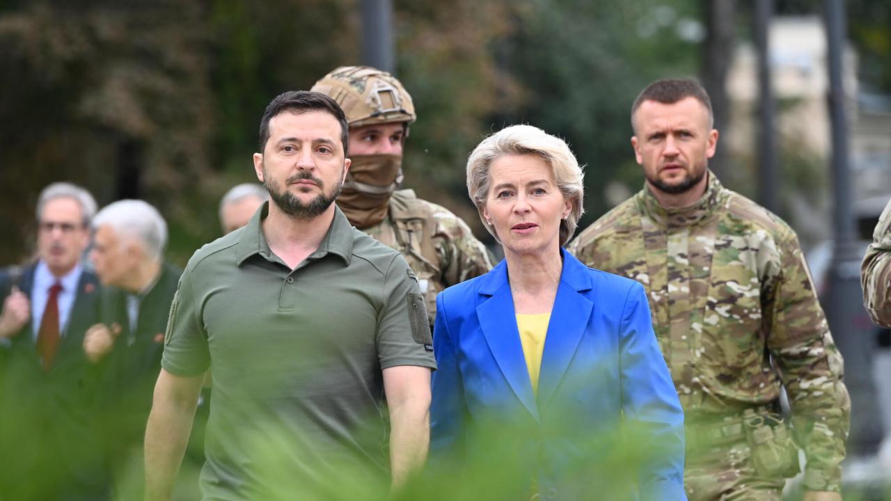 Ukrainas president Volodymyr Zelenskyj och EU-kommissionens ordförande Ursula von der Leyen under ett besök i Kiev i september i år.