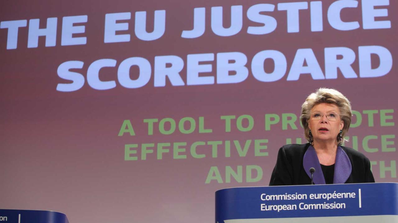 EU-kommissionär Viviane Reding oroas över Rumänien.