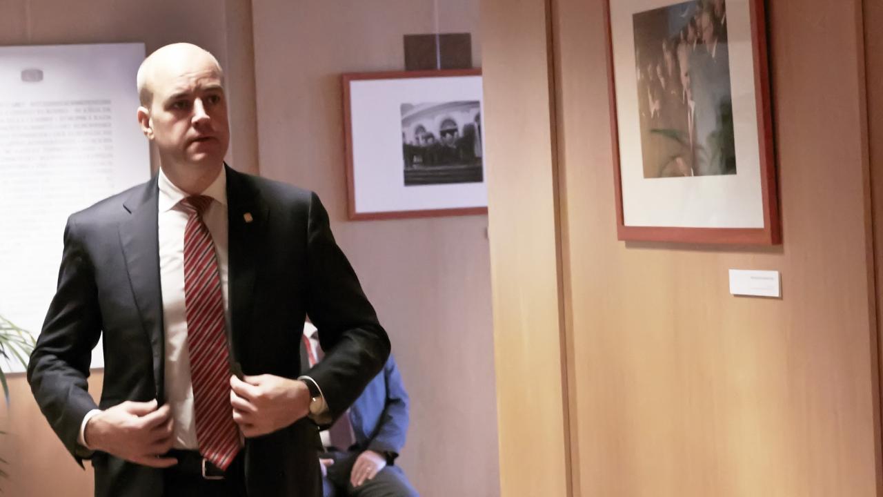 Statsminister Fredrik Reinfeldt (M) på väg för att diskutera med sina europeiska kollegor i Bryssel. Arkivbild.