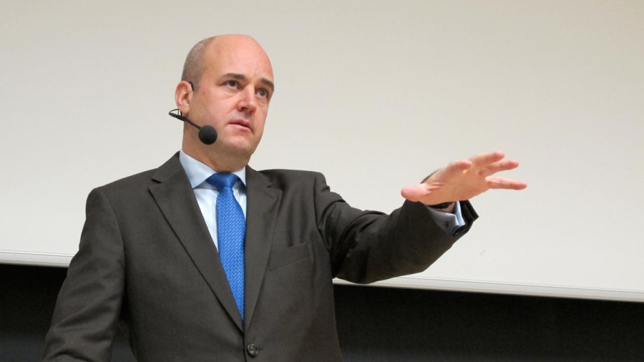 Statsminister Fredrik Reinfeldt (M) pratar EU-politik med studenter på Stockhoms universitet på tisdagen.
