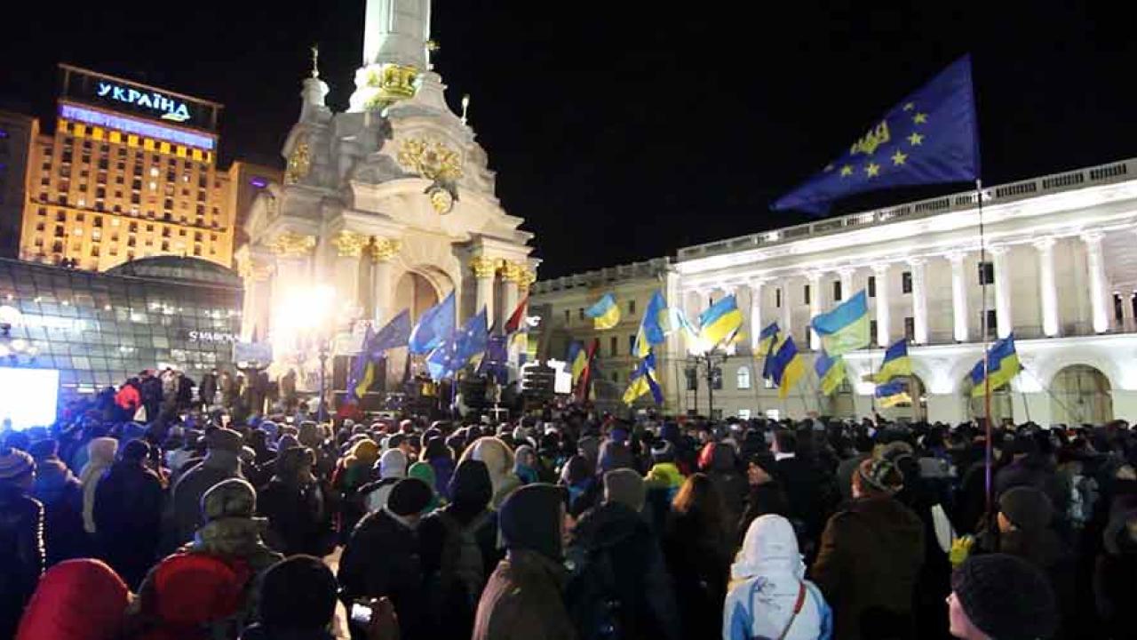 Upp till en halv miljon ukrainare uppskattas ha deltagit i söndagens omfattande protester mot president Viktor Janukovitj och för ett närmande till EU.