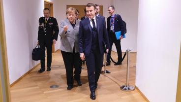 Tysklands förbundskansler Angela Merkel och Frankrikes president Emmanuel Macron på väg till ett möte med de fyra "sparsamma" länderna Sverige, Danmark, Nederländerna och Österrike tidigare i år. Arkivbild.