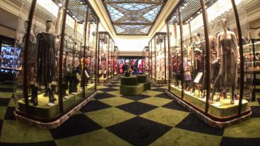 Att handla i brittisk affärer eller på brittiska webbplatser efter en hård brexit kan bli både dyrare och krångligare.