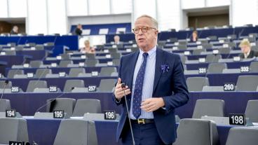 Gunnar Hökmark (M) är kritisk till att hans partigrupp, konservativa EPP, vill ha en sluten omröstning om öppenhet.