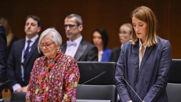 Förintelseöverlevaren Tatiana Bucci och Europaparlamentets talman Roberta Metsola vid en ceremoni på Förintelsens minnesdag.