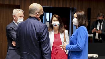 Utrikesminister Ann Linde (trea från vänster) i samtal med den belarusiska oppositionsledare Svetlana Tichanovskaja tillsammans med kollegor från Polen och Finland. Arkivbild.