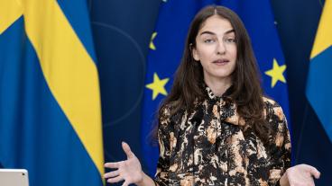 Klimat- och miljöminister Romina Pourmokhtari (L) lovar minskade utsläpp av växthusgaser 2025 och 2026.