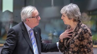EU-kommissionens ordförande Jean-Claude Juncker i samtal med den brittiska premiärminister Theresa May. Arkivbild.