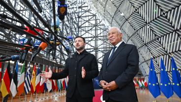 Ukrainas president Volodymyr Zelenskyj och Europeiska rådets ordförande António Costa på väg in på EU-toppmötet på torsdagen.