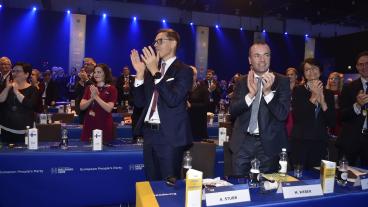  Manfred Weber till höger segrade stort över Alexander Stubb till vänster i bild.